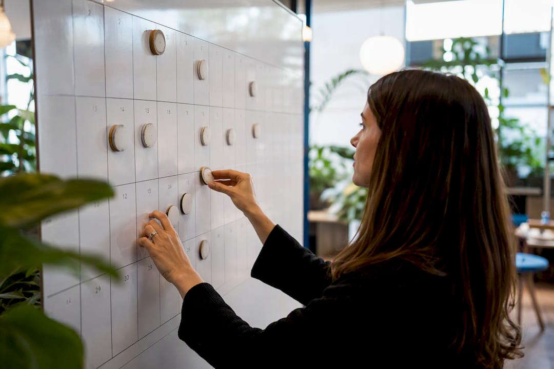 Hands connecting room tokens to calendar